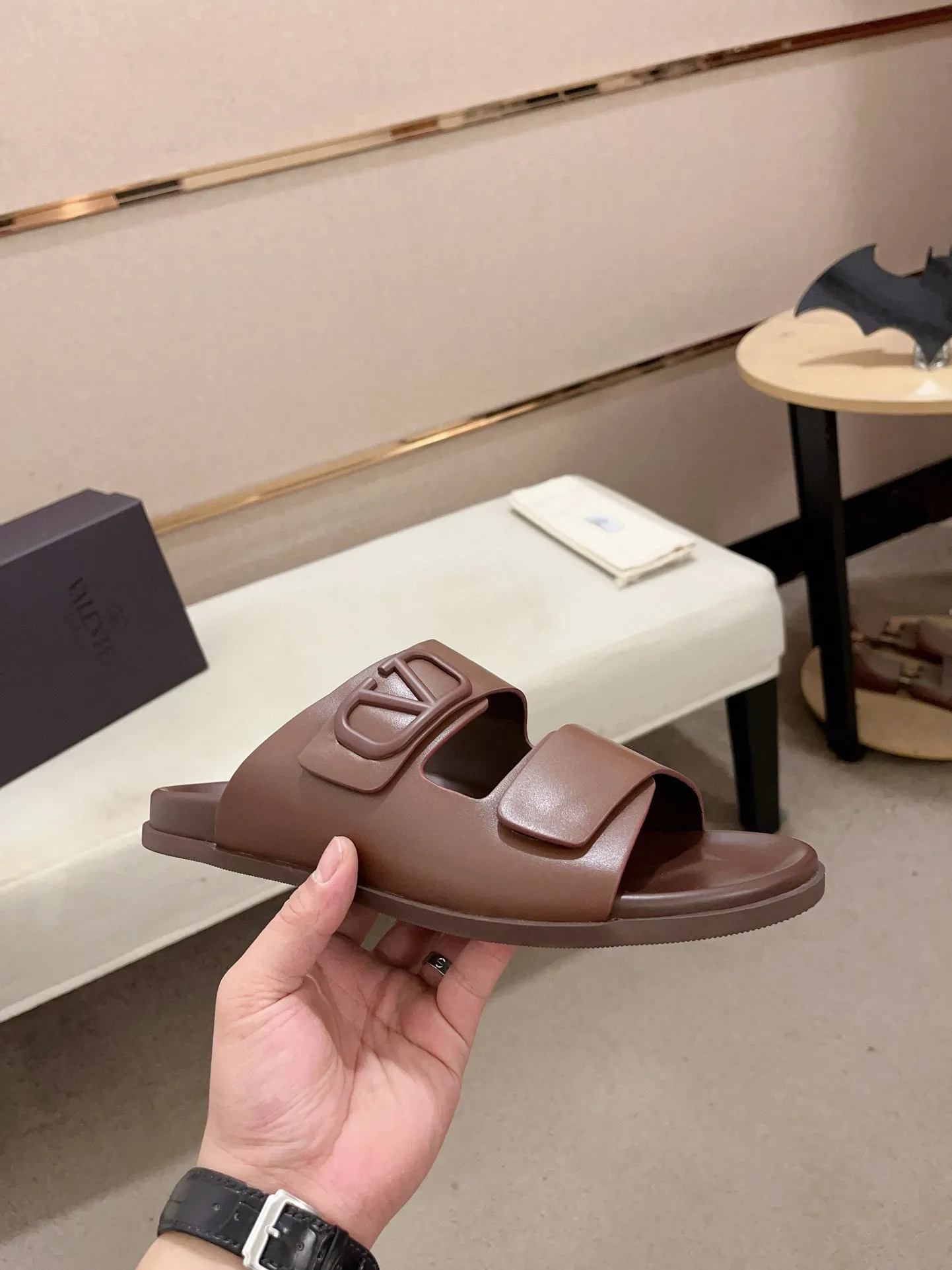 Men's shoes💰: 440💰[Valentino] New men's boutique slippers, counter quality, classic plaid, the actual workmanship is quite complex🔰The uppers are made of imported fabrics➕🐑Sheepskin lining, which tests the craftsman's craftsmanship➕original PU outsole. Size: 38-44 (45 can be customized, non-refundable)